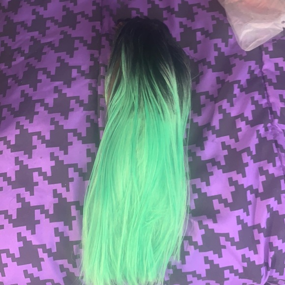 HEAT RESISTANT GREEN BOB WIG - Picture 3 of 7
